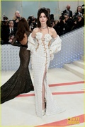 anne-hathaway-valentino-look-met-gala-18.jpg