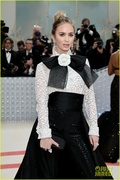 emily-blunt-sienna-miller-met-gala-together-pics-13.jpg