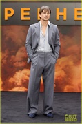 oppenheimer-cast-london-premiere-strike-20.jpg