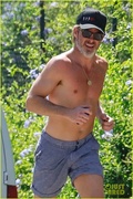 chris-pine-shirtless-run-06.jpg