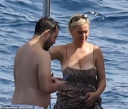 46182911-9851949-Chat_Katy_looked_naturally_radiant_as_she_chatted_with_a_friend_-a-5_1627906035743.jpg