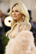 Sienna+Miller+2021+Met+Gala+Celebrating+America+nF17U_4UOqkx.jpg