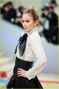emily-blunt-sienna-miller-met-gala-together-pics-21.jpg