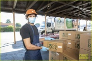 leighton-meester-adam-brody-feeding-america-volunteer-03.jpg
