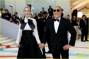 emily-blunt-sienna-miller-met-gala-together-pics-08.jpg