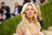 Sienna+Miller+2021+Met+Gala+Celebrating+America+sFY7VHP4XPBx.jpg