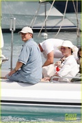 katy-perry-orlando-bloom-boat-ride-friends-in-south-of-france-02.jpg