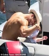 46182883-9851949-Smile_Orlando_looked_in_his_element_as_he_relaxed-a-4_1627906035741.jpg