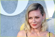 elizabeth-olsen-jesse-plemons-love-and-death-premiere-67.jpg