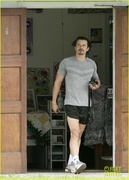 orlando-bloom-grabs-groceries-gym-06.jpg
