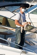 46106607-9845251-Pet_pooch_Orlando_cut_a_casual_figure_in_a_white_T_shirt_and_sto-a-28_1627680452633.jpg