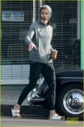 chris-pine-scruffy-picking-up-coffee-10.jpg