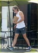 chris-pine-spotted-in-tank-top-and-shorts-27.jpg
