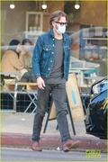 chris-pine-stays-safe-while-out-picking-up-his-coffee-01.jpg