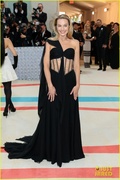 margot-robbie-clear-pvc-corset-dress-met-gala-05.jpg