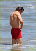 orlando-bloom-shows-off-fit-physique-at-the-beach-34.jpg