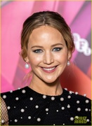 jennifer-lawrence-attends-london-causeway-premiere-05.jpeg