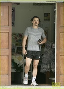 orlando-bloom-grabs-groceries-gym-02.jpg