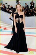 margot-robbie-clear-pvc-corset-dress-met-gala-01.jpg