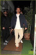 orlando-bloom-all-smiles-during-night-out-with-friends-santa-monica-13.jpg