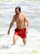 orlando-bloom-shows-off-fit-physique-at-the-beach-18.jpg
