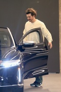 orlando-bloom-buys-car-luke-bryan-bromance-04.jpg