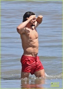 orlando-bloom-shows-off-fit-physique-at-the-beach-37.jpg