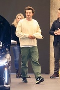 orlando-bloom-buys-car-luke-bryan-bromance-01.jpg