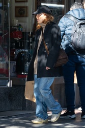 Julianne Moore - Is seen going shopping in Madrid 02/01/2024