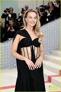 margot-robbie-clear-pvc-corset-dress-met-gala-04.jpg