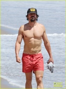 orlando-bloom-shows-off-fit-physique-at-the-beach-04.jpg