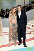 robert-pattinson-suki-waterhouse-met-gala-2023-05.jpg