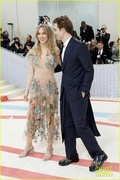 robert-pattinson-suki-waterhouse-met-gala-2023-01.jpg