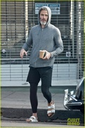 chris-pine-scruffy-picking-up-coffee-01.jpg