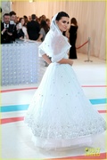 penelope-cruz-princess-glow-at-met-gala-2023-07.jpg