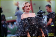 florence-pugh-dwd-premiere-venice-red-carpet-pics-03.jpg