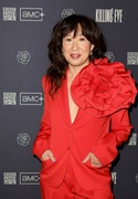 jodie-comer-sandra-oh-killing-eve-photo-call-06.jpg