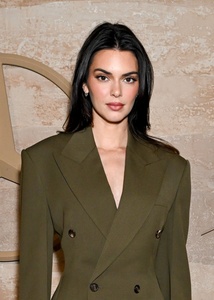 Kendall Jenner - Page 40 MET6LQC_t
