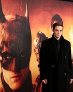 zoe-kravitz-catwoman-inspired-dress-nyc-batman-premiere-with-cast-53.jpg