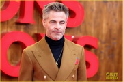 chris-pine-hugh-grant-rege-jean-page-dungeons-dragons-berlin-53.jpg