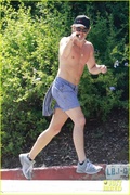 chris-pine-shirtless-run-10.jpg