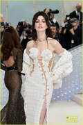 anne-hathaway-valentino-look-met-gala-19.jpg