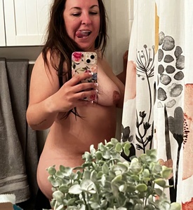 Horny Amateur Girlfriend takes Selfpics and plays with Sextoys