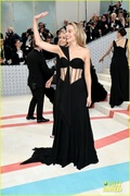 margot-robbie-clear-pvc-corset-dress-met-gala-10.jpg