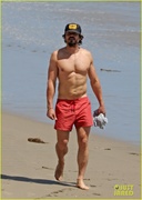 orlando-bloom-shows-off-fit-physique-at-the-beach-41.jpg