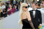 jessica-chastain-channel-karl-lagerfeld-met-gala-pics-09.jpg