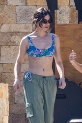 (MQ) Hailee Steinfeld - Relaxing by the pool at her hotel in Mexico June 21, 2024