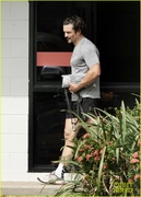 orlando-bloom-grabs-groceries-gym-22.jpg