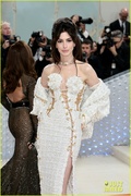 anne-hathaway-valentino-look-met-gala-02.jpg