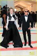 emily-blunt-sienna-miller-met-gala-together-pics-18.jpg